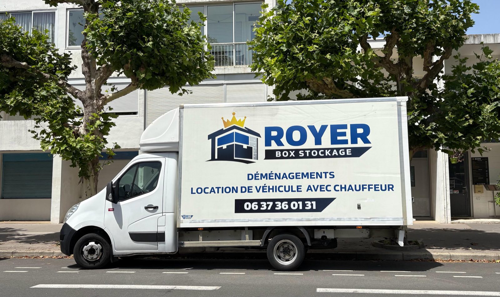 Camion de déménagement ROYER conduit par un chauffeur professionnel