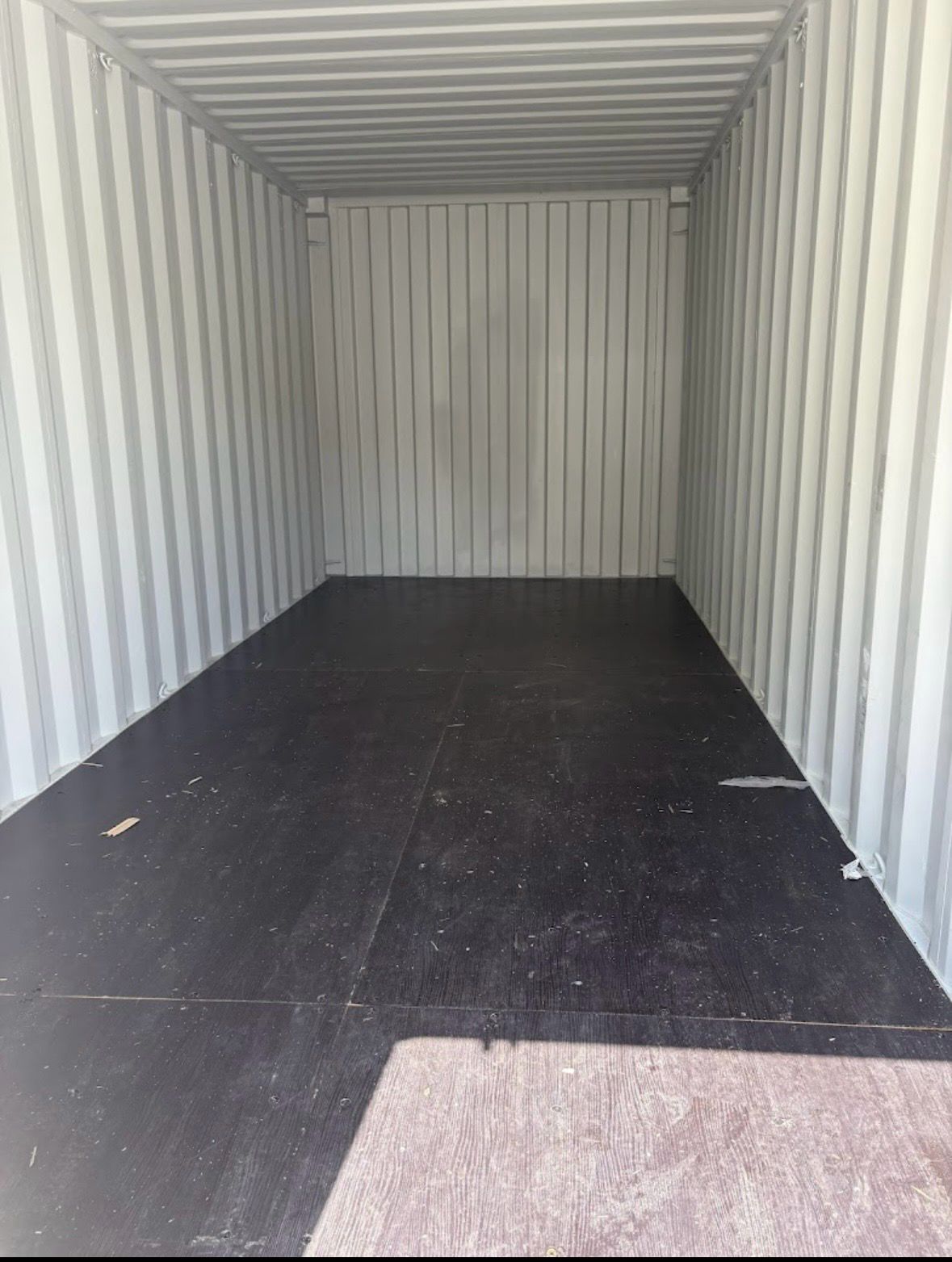 Intérieur d'un container maritime neuf, sec et ventilé, loué par ROYER BOX STOCKAGE près de Saintes