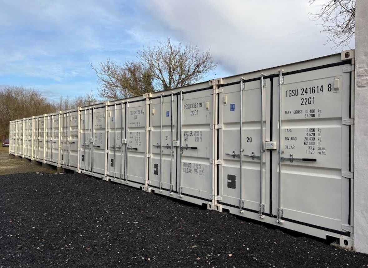 Alignement de containers maritimes neufs ROYER BOX STOCKAGE à Saint-Sever-de-Saintonge