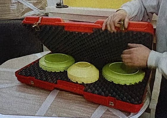 Vaisselle calée dans une valise de protection lors d'un déménagement près de Saintes